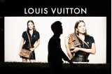Fotomodell med håndvesker fra merket Louis Vuitton