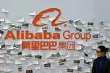 Kvinne foran Alibaba skilt