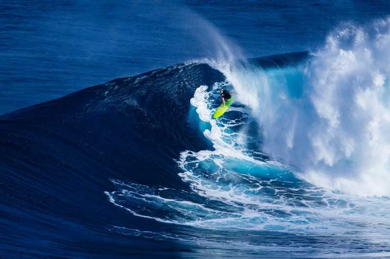 Surfer på bølge