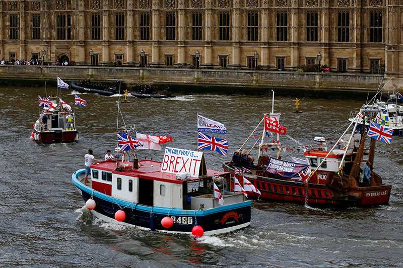 Båter på elva Themsen driver valgkamp for begge sider i folkeavstemningen
