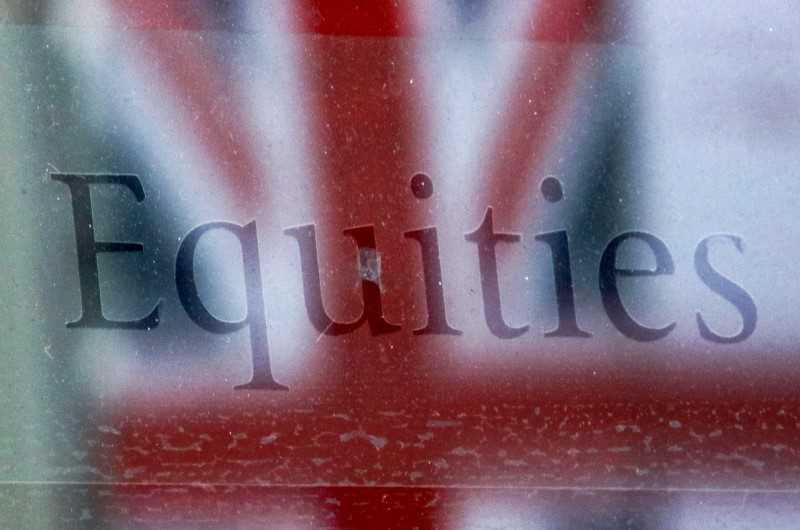 Ordet Equities er skrevet på et vindu med Union Jack-flagget i bakgrunn.