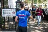 Mann leverer ut valgkampmateriale i London