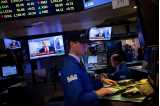 Trader på New York Stock Exchange foran skjerm