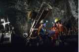 Tre gruvearbeidere i det kanadiske gruveselskapet Glencores zinkgruve utenfor Quebec studerer en plantegning.