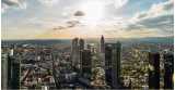 Flyfoto over Frankfurt med skyskrapere