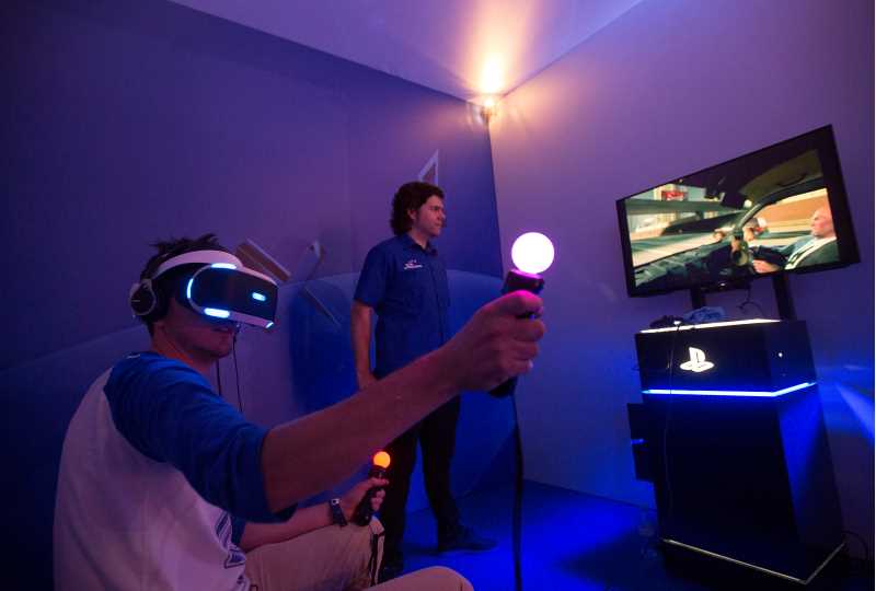 Foto av en person som bruker Sonys VR-briller og PlayStation.