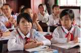 Unge jenter på skole i Vietnam, som drives av SOS-barnebyer.