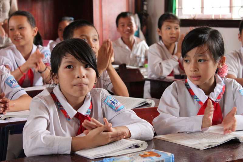 Unge jenter på skole i Vietnam, som drives av SOS-barnebyer.