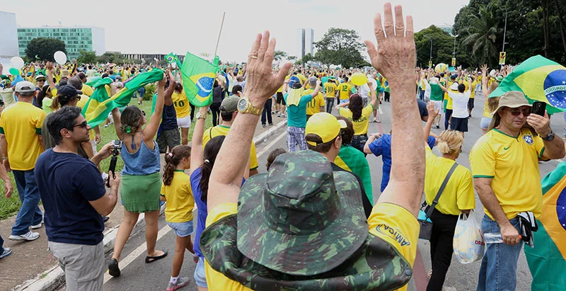 Bilde fra demonstrasjon i Brasil. Folk protesterer mot president Dilma Rousseff