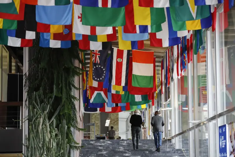 Folk i korridor med flagg fra taket