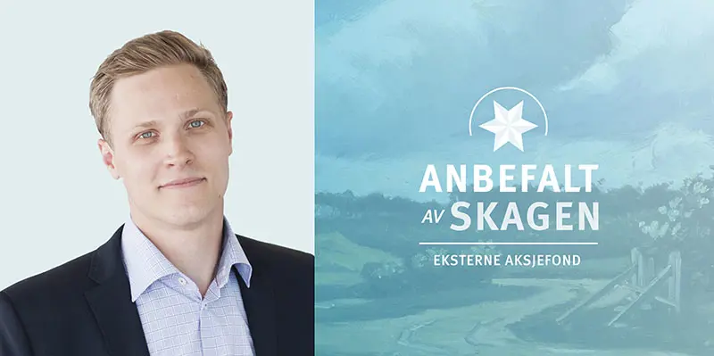 Foto av en mann med en park i bakgrunnen
