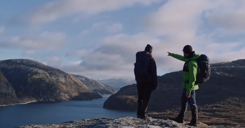 To personer ser utover fjellheimen