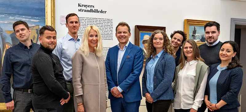 Rådgivere foran maleri