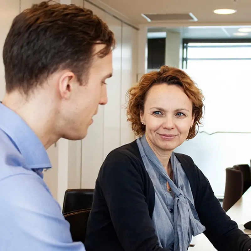 To mennesker på et kontor