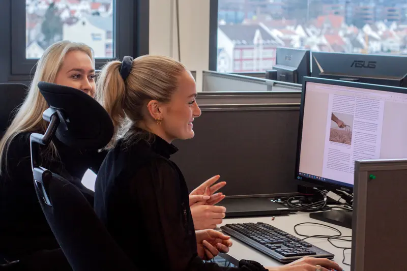 Studentene Maria og Hedda jobber i markedsføringsavdelingen