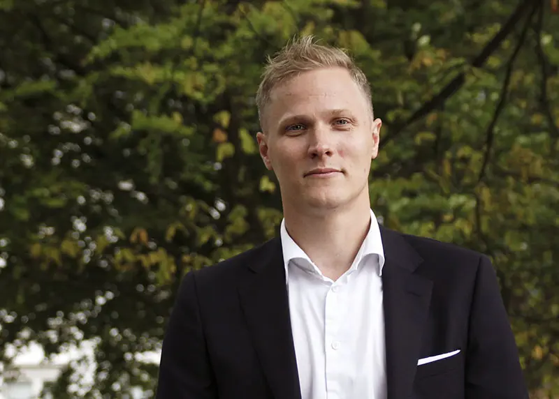 Mann foran trær