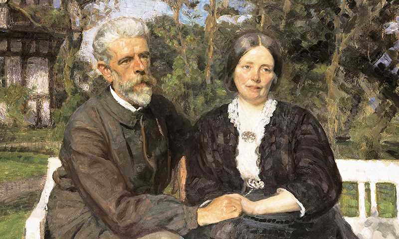 Ett eldre par sitter i hagen